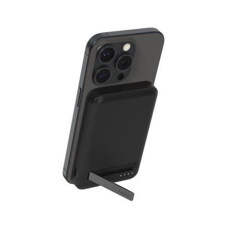 Batterie externe magnétique Belkin BoostCharge Pro 5K noire fixée à un smartphone, support déployé