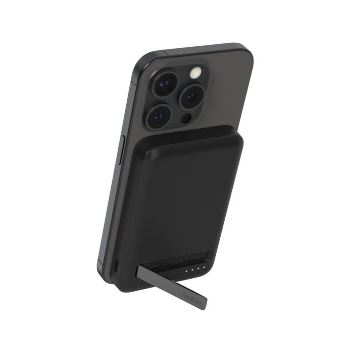 Batterie externe magnétique Belkin BoostCharge Pro 5K noire fixée à un smartphone, support déployé