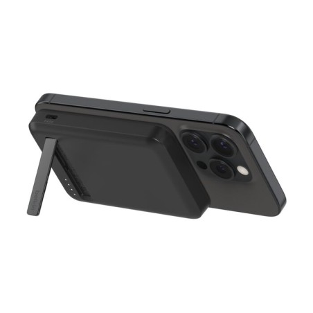 Batterie externe magnétique Belkin BoostCharge Pro 5K noire sur smartphone, vue horizontale avec support