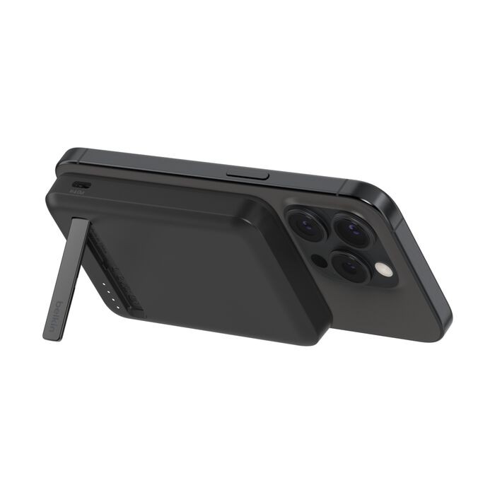 Batterie externe magnétique Belkin BoostCharge Pro 5K noire sur smartphone, vue horizontale avec support
