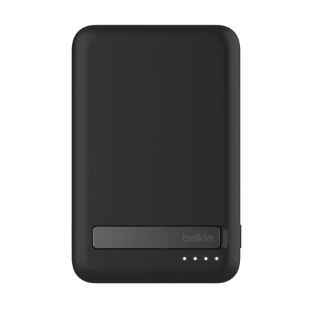Batterie externe magnétique Belkin BoostCharge Pro 5K noire, vue arrière avec support et voyants