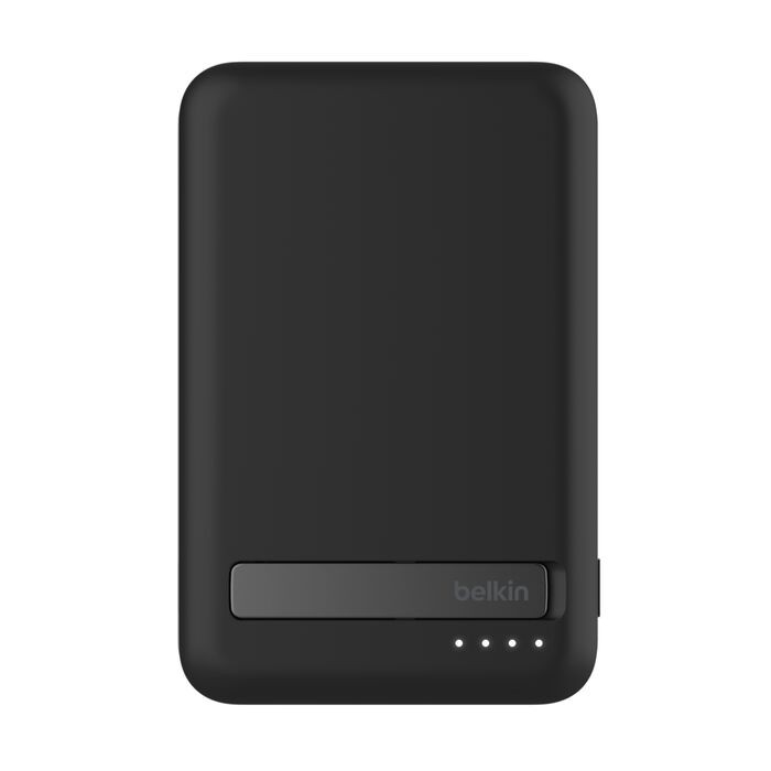 Batterie externe magnétique Belkin BoostCharge Pro 5K noire, vue arrière avec support et voyants