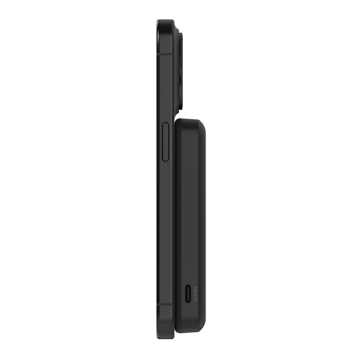 Batterie externe magnétique Belkin BoostCharge Pro 5K noire, vue de profil avec port USB-C