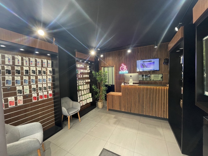 Intérieur magasin Apple Paris 17 réparation MacBook iPhone